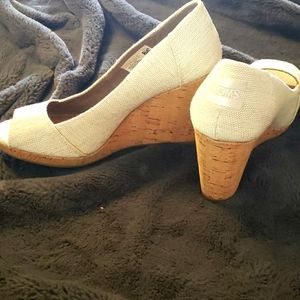 TOMS cream wedges